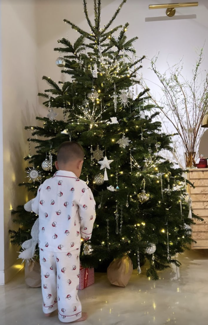 Gia đình Hồ Ngọc Hà cũng đã trang trí xong cây thông Noel. Hai nhóc tì của nữ ca sĩ đã tỏ ra rất thích thú với cây thông này.