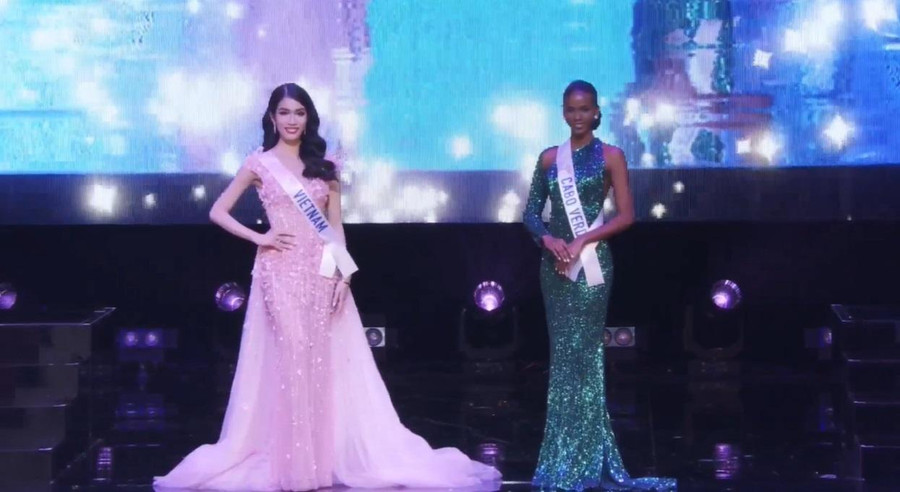Bộ trang phục dạ hội Phương Anh trình diễn tại Miss International 2022 có tên Cherry Blossom, được lấy ý tưởng từ hoa anh đào với tông hồng làm chủ đạo, tượng trưng cho sức sống mãnh liệt, sự khiêm nhường nhưng không kém phần nhẹ nhàng, tinh tế. Bên cạnh đó, thiết kế được đính kết 3D vô cùng tỉ mỉ trên thân váy, tạo nên một tổng thể hài hòa, bắt mắt.