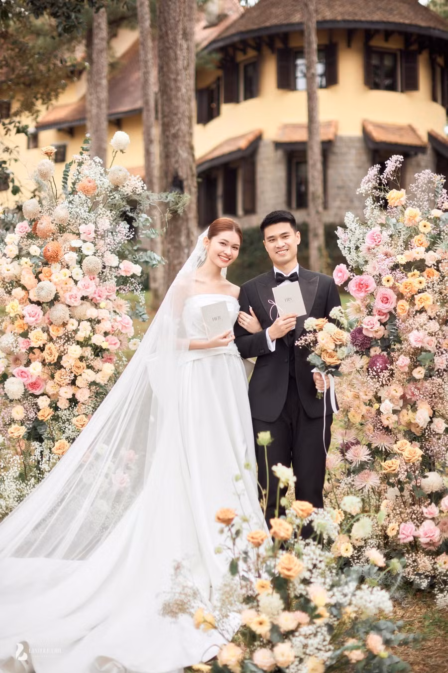 Á hậu Thùy Dung và ông xã tổ chức đám cưới vào ngày 3/12 vừa qua.