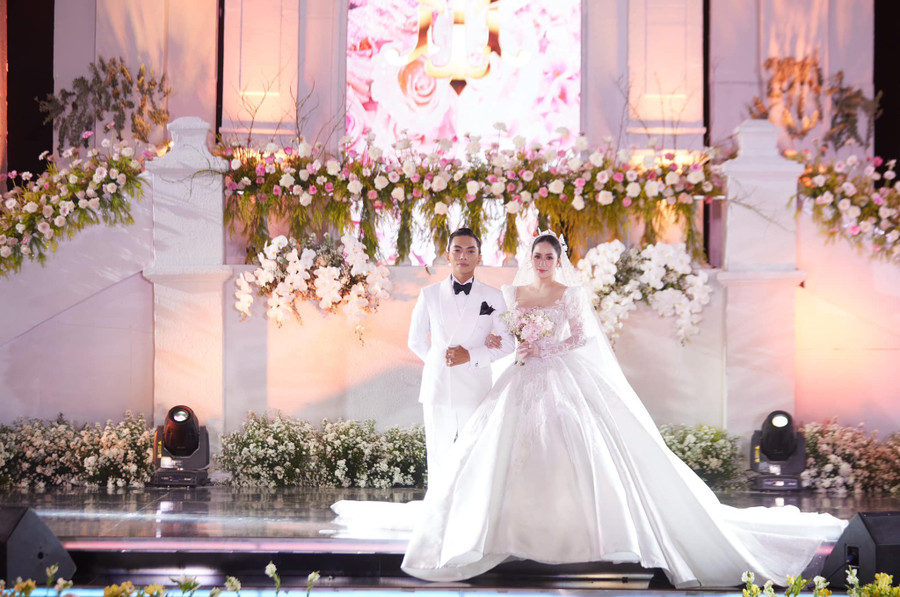 Đám cưới của Khánh Thi - Phan Hiển được ví như một câu chuyện cổ tích ngoài đời thực. Đám cưới của Khánh Thi - Phan Hiển được ví như một câu chuyện cổ tích ngoài đời thực.