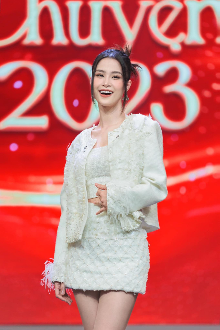 Đông Nhi gửi lời chào tạm biệt năm cũ. Nữ ca sĩ tâm sự: “Vậy là chúng ta đã đến lúc phải nói lời tạm biệt với năm 2022 rồi… sau tất cả thì cũng chỉ đơn giản là muốn nói một lời cảm ơn với người bạn 2022. Chúc cả nhà một năm mới thật nhiều niềm vui và hạnh phúc bên những người thân yêu”. Đông Nhi gửi lời chào tạm biệt năm cũ. Nữ ca sĩ tâm sự: “Vậy là chúng ta đã đến lúc phải nói lời tạm biệt với năm 2022 rồi… sau tất cả thì cũng chỉ đơn giản là muốn nói một lời cảm ơn với người bạn 2022. Chúc cả nhà một năm mới thật nhiều niềm vui và hạnh phúc bên những người thân yêu”.