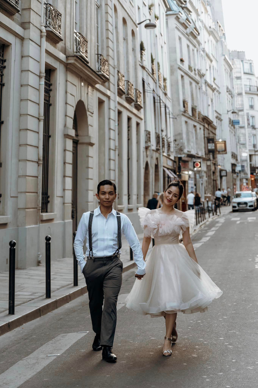 Trong bộ ảnh cưới chính thức đầu tiên, Khánh Thi xuất hiện như một nàng thơ đang kể lại câu chuyện tình yêu mang đậm chất điện ảnh của mình.