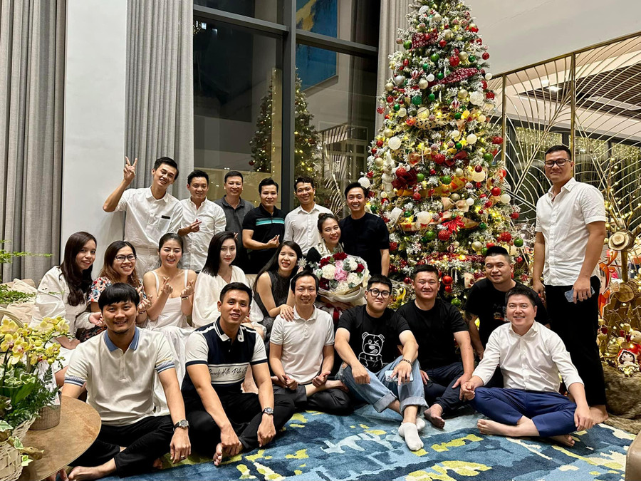 Từ rất sớm, gia đình đại gia phố núi Cường Đô La và người mẫu Đàm Thu Trang đã dày công trang trí nhà cũng như cây thông Noel vô cùng lộng lẫy để chào đón bạn bè, người thân cùng tới vui chơi, tụ tập.