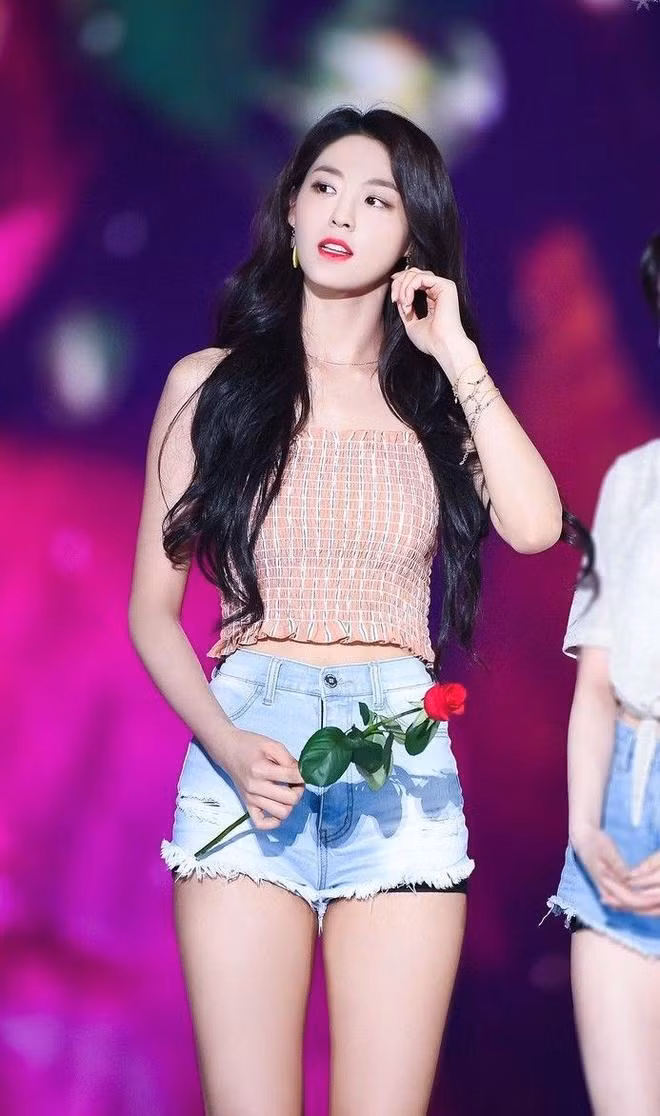 Seolhyun (AOA) đứng ở vị trí số 25.
