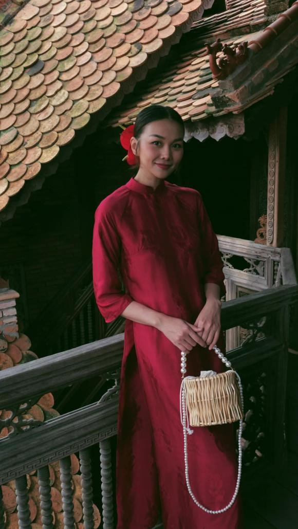 Thanh Hằng khiến fans háo hức khi nhá hàng loạt ảnh diện áo dài đón Tết. "Xuân đến… em đây", dòng caption của siêu mẫu. Thanh Hằng khiến fans háo hức khi nhá hàng loạt ảnh diện áo dài đón Tết. "Xuân đến… em đây", dòng caption của siêu mẫu.