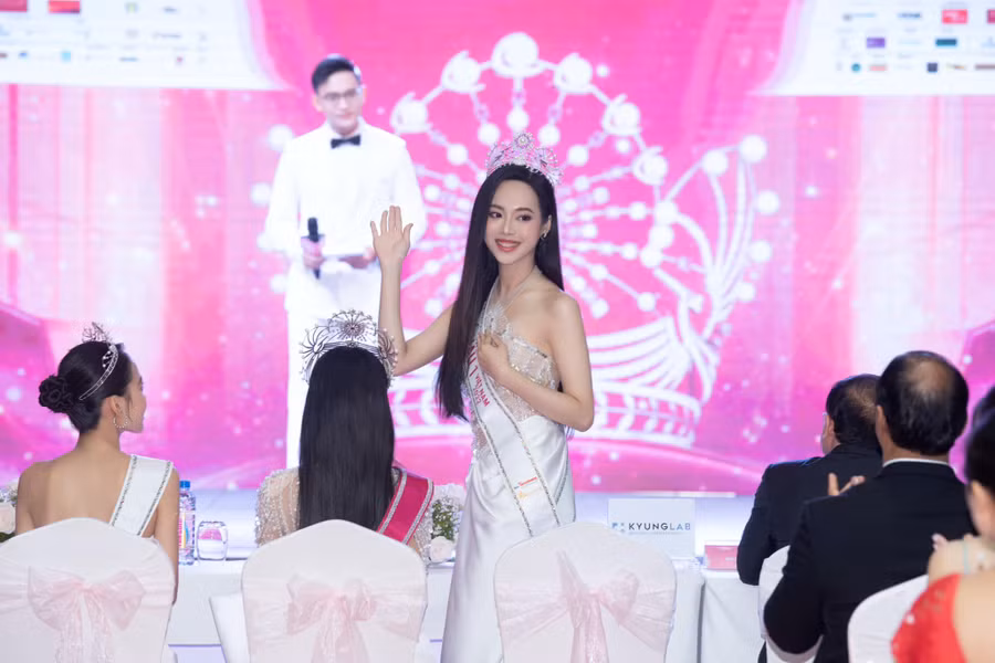 Á hậu 1 Trịnh Thùy Linh không chỉ sở hữu ngoại hình nổi bật mà tài năng lẫn học vấn đều vô cùng đáng nể.