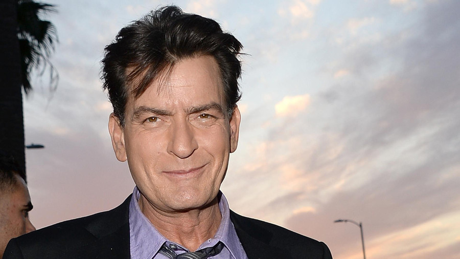 Charlie Sheen: Charlie Sheen mắc chứng OCD và cần sắp xếp mọi thứ theo thứ tự. Anh ấy nói với rằng chứng rối loạn ám ảnh cưỡng chế của mình thậm chí còn thôi thúc anh ấy sửa cổ áo sơ mi của người lạ tại một nhà hàng. Charlie Sheen: Charlie Sheen mắc chứng OCD và cần sắp xếp mọi thứ theo thứ tự. Anh ấy nói với rằng chứng rối loạn ám ảnh cưỡng chế của mình thậm chí còn thôi thúc anh ấy sửa cổ áo sơ mi của người lạ tại một nhà hàng.