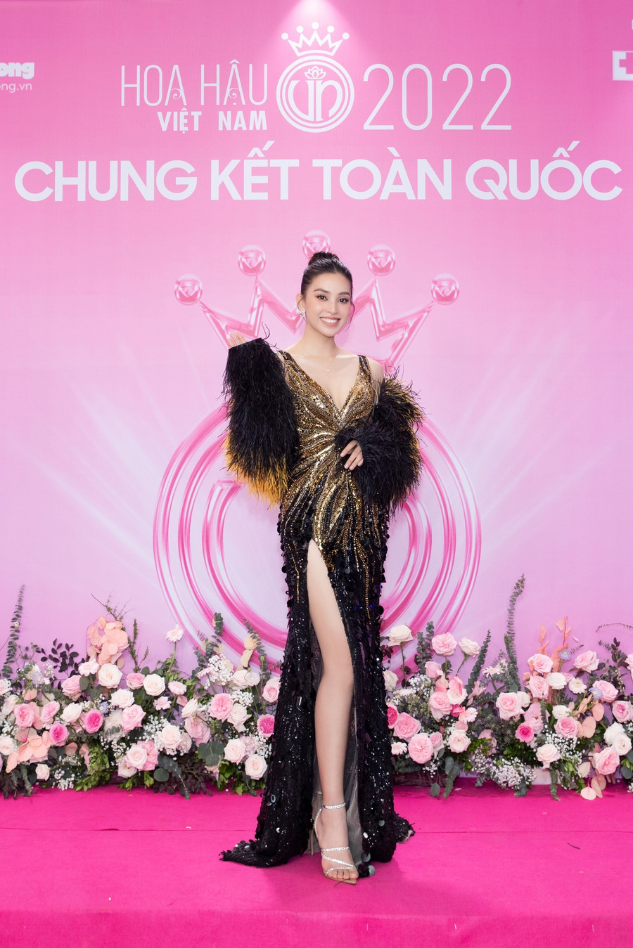 Hoa hậu Tiểu Vy xuất hiện vô cùng nổi bật với váy đen quyền lực. Hoa hậu Tiểu Vy xuất hiện vô cùng nổi bật với váy đen quyền lực.
