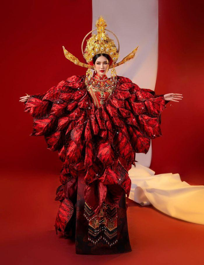 Bộ quốc phục mà Phương Anh mang đến Miss International 2022 mang tên Hoa Trạng Nguyên được xem là biểu tượng của sự thành danh, đỗ đạt. Bộ quốc phục mà Phương Anh mang đến Miss International 2022 mang tên Hoa Trạng Nguyên được xem là biểu tượng của sự thành danh, đỗ đạt.