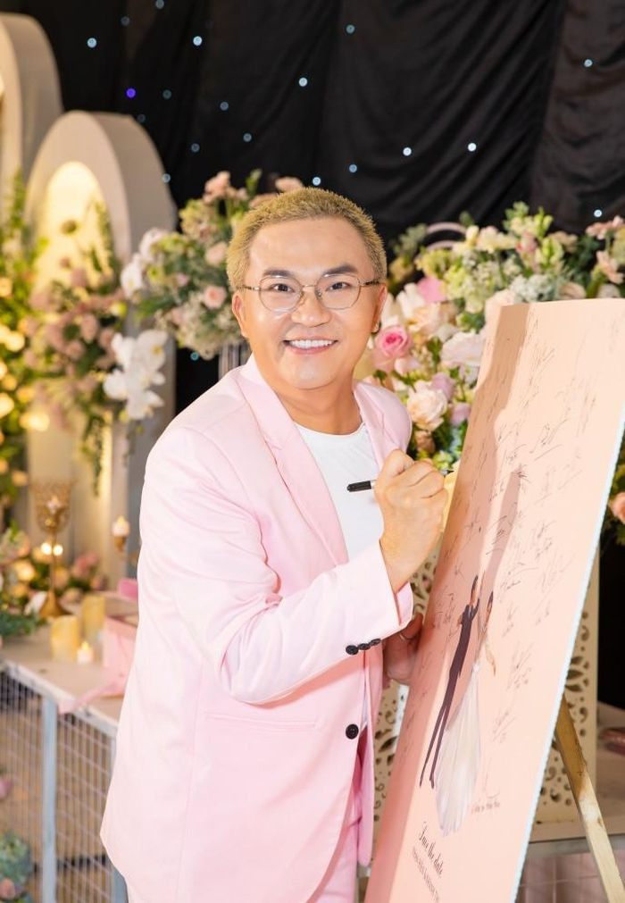 Nam MC Đại Nghĩa vô cùng bảnh bao và nổi bật.