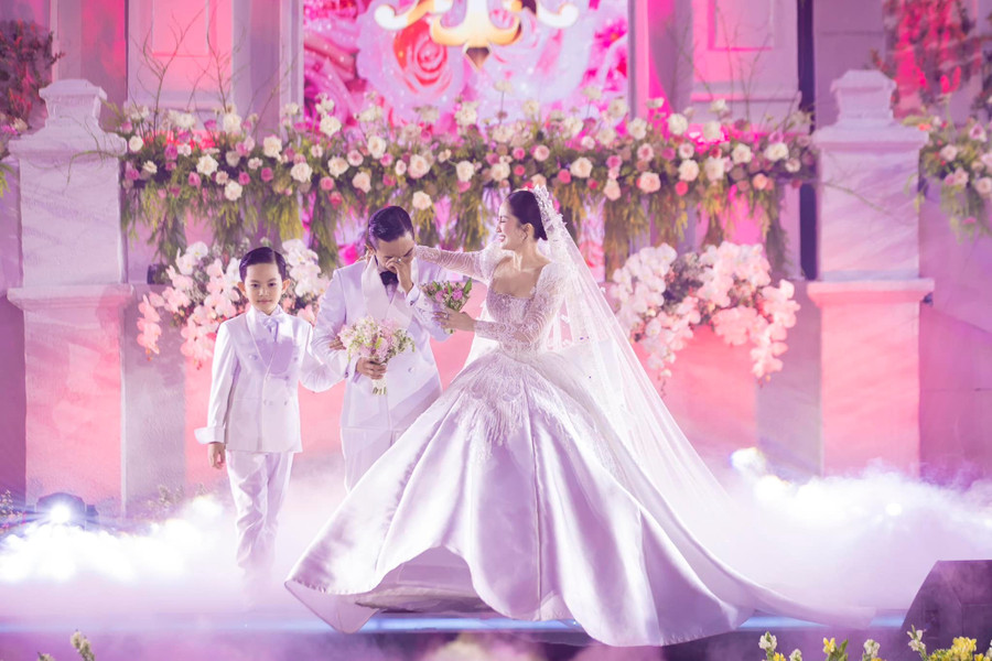 Gắn bó, đồng hành cùng nhau suốt 13 năm qua, trong ngày vui nhất cuộc đời này, cặp đôi Khánh Thi - Phan Hiển đã không thể giấu nổi xúc động mà nghẹn ngào bật khóc.