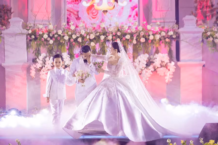 Gắn bó, đồng hành cùng nhau suốt 13 năm qua, trong ngày vui nhất cuộc đời này, cặp đôi Khánh Thi - Phan Hiển đã không thể giấu nổi xúc động mà nghẹn ngào bật khóc.