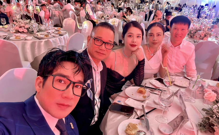 Nam ca sĩ Quang Hà cũng có mặt từ rất sớm để chứng kiến khoảnh khắc hạnh phúc của cặp đôi Khánh Thi - Phan Hiển.