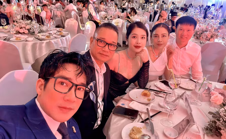 Nam ca sĩ Quang Hà cũng có mặt từ rất sớm để chứng kiến khoảnh khắc hạnh phúc của cặp đôi Khánh Thi - Phan Hiển.