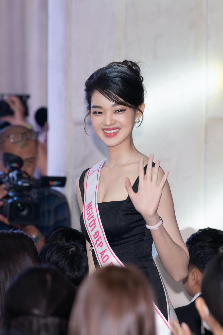 Bé Quyên xuất hiện vô cùng xinh đẹp tại buổi họp báo sau đêm chung kết Hoa hậu Việt Nam 2022.