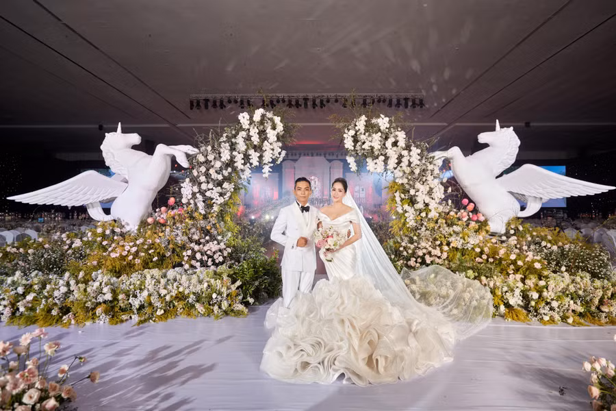 Khánh Thi - Phan Hiển rạng ngời sánh bước cùng nhau trong ngày vui nhất cuộc đời.