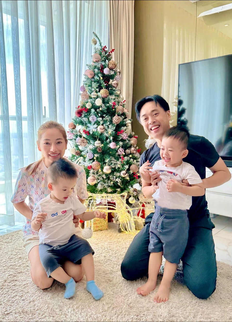 Gia đình nhạc sĩ Dương Khắc Linh cũng đã chuẩn bị đón chào ngày lễ Noel từ rất sớm. Trên trang cá nhân, nam nhạc sĩ hào hứng chia sẻ: &quot;Noel sắp đến rồi!! 2 bé rất thích cây thông. Không biết Santa năm nay cho 2 bé quà gì&quot;.