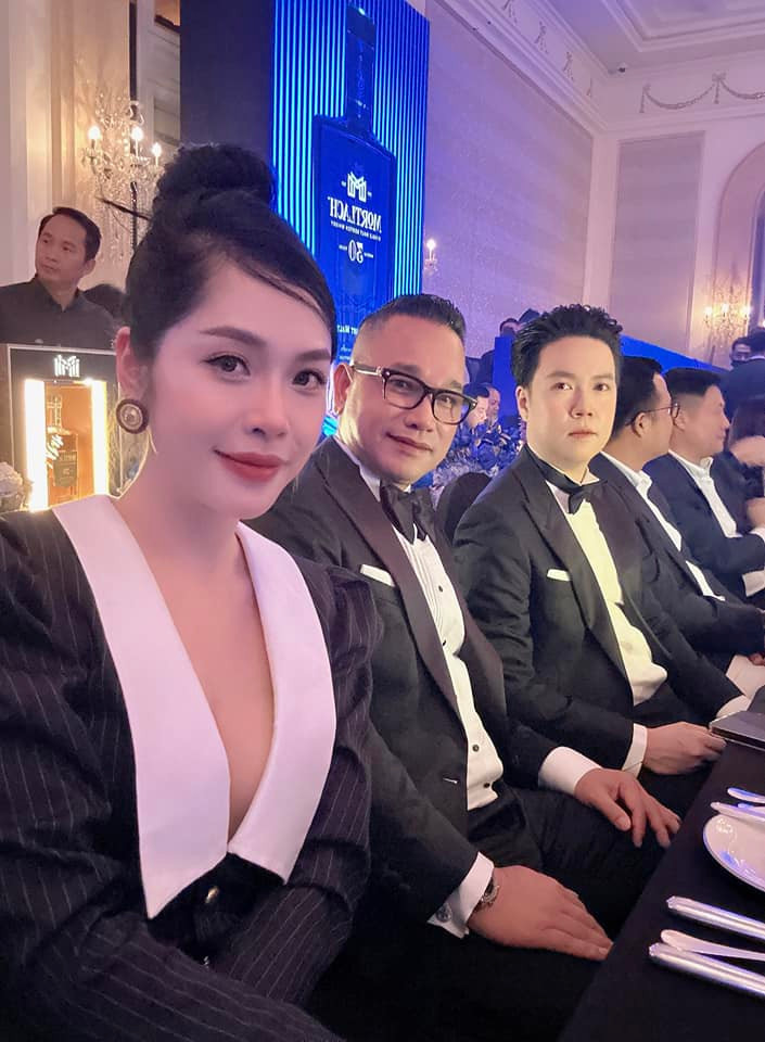 Nam ca sĩ Lê Hiếu xuất hiện vô cùng bảnh bao tại tiệc cưới.