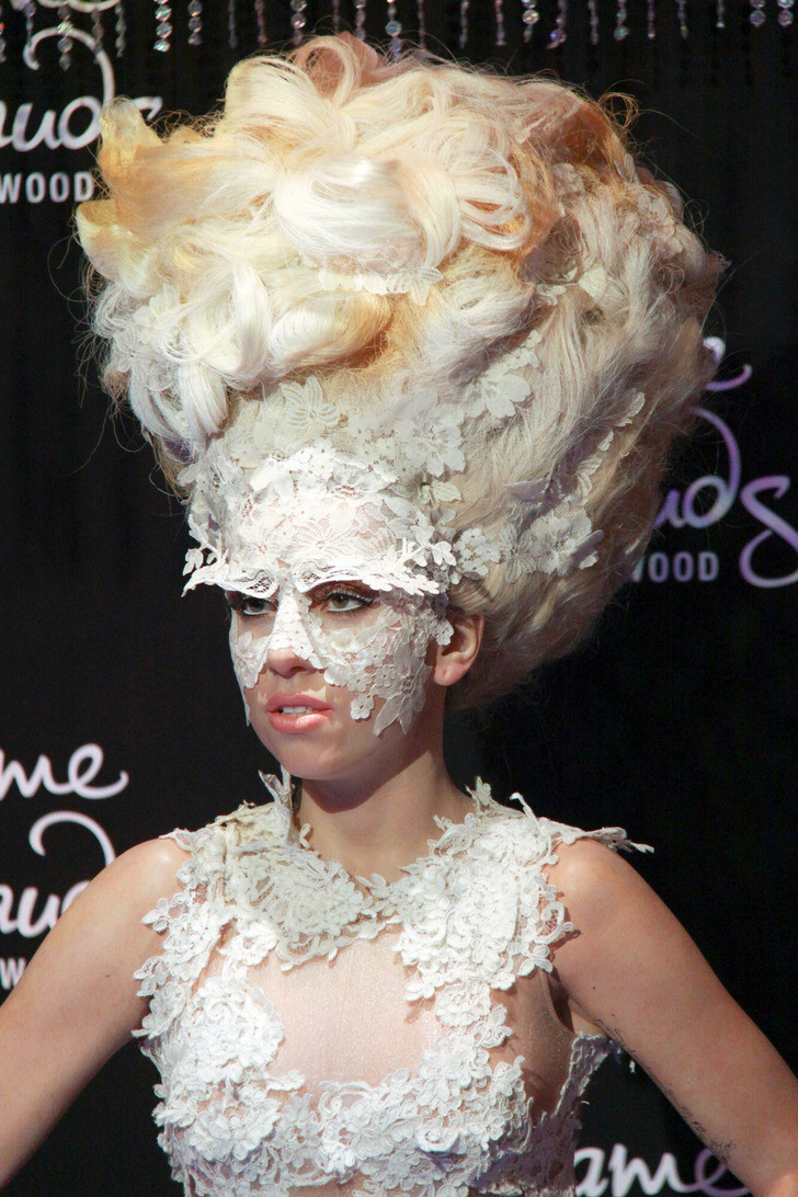 Lady Gaga năm 2010. Lady Gaga năm 2010.