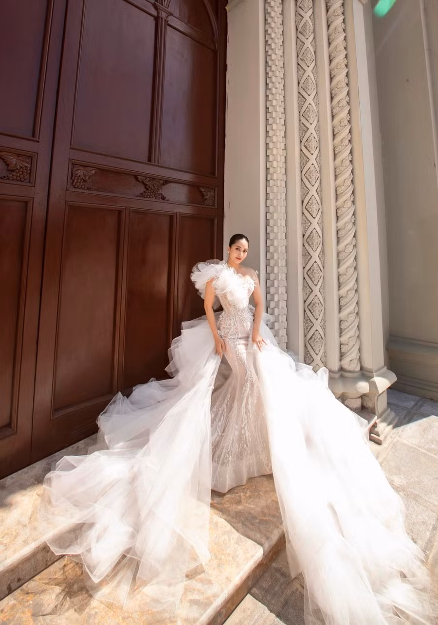 Trong một bộ ảnh cưới khác, Khánh Thi đã cho mọi người thấy sự đa dạng trong phong cách của mình. Lần này cô lựa chọn chiếc váy cưới ôm sát cơ thể, cùng vạt váy dài vô cùng ấn tượng và quyến rũ. Trong một bộ ảnh cưới khác, Khánh Thi đã cho mọi người thấy sự đa dạng trong phong cách của mình. Lần này cô lựa chọn chiếc váy cưới ôm sát cơ thể, cùng vạt váy dài vô cùng ấn tượng và quyến rũ.