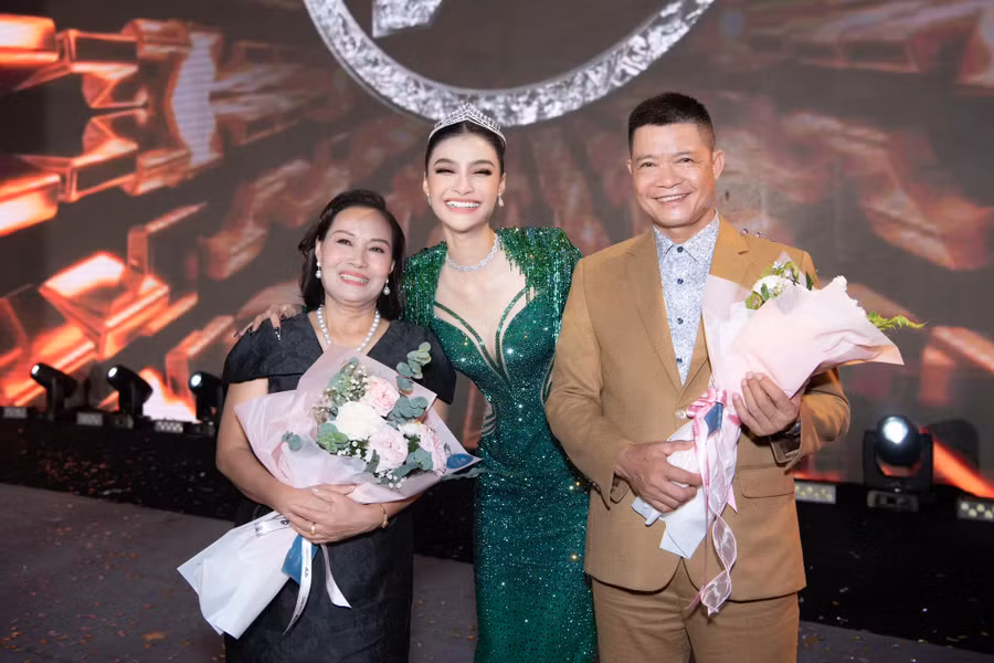 Á hậu Kiều Loan gửi lời cảm ơn tới năm vừa qua: “Cảm ơn 2022 đã ngọt ngào với Lona. Chúc cả nhà ngày cuối năm thật trọn vẹn”.