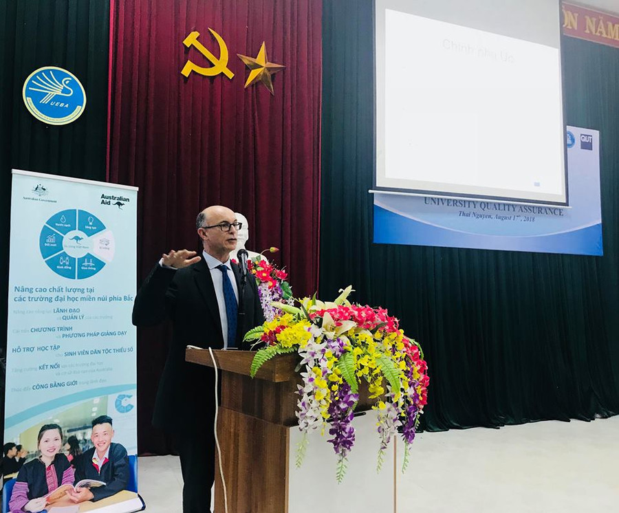 TS Ralf Muhlberger - Chuyên gia đào tạo ĐH Công nghệ Queensland - trình bày các nội dung về Đảm bảo chất lượng ĐH TS Ralf Muhlberger - Chuyên gia đào tạo ĐH Công nghệ Queensland - trình bày các nội dung về Đảm bảo chất lượng ĐH