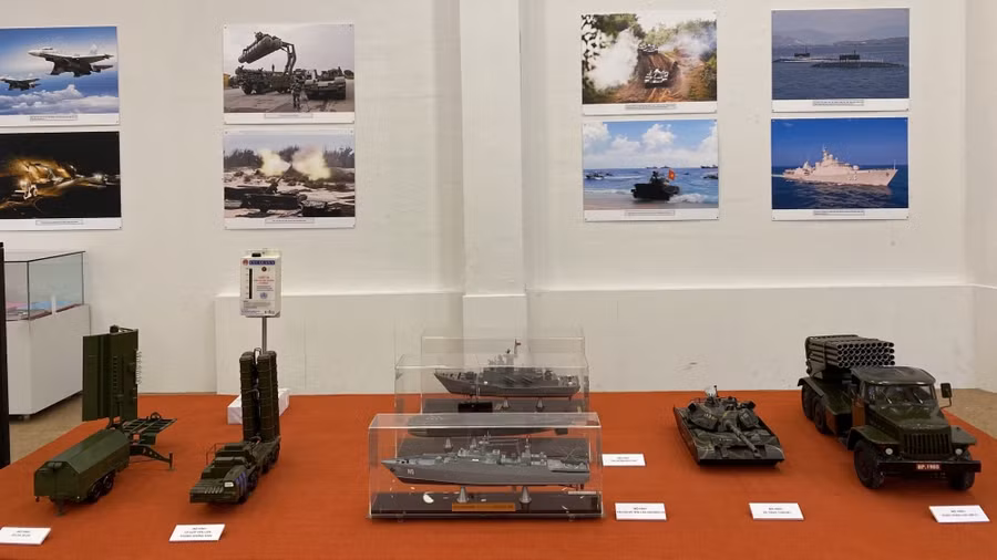 Hàng trăm hình ảnh, tài liệu được trưng bày tại Triển lãm "Đảng ta thật là vĩ đại" ảnh 5