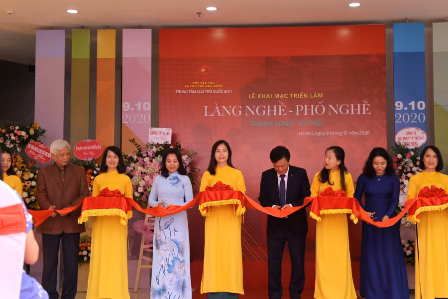 Các đại biểu cắt băng khai mạc triển lãm.