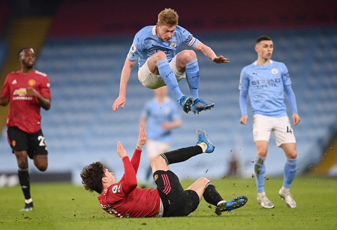 Trung vệ Victor Lindelof cản phá thành công De Bruyne. Trung vệ Victor Lindelof cản phá thành công De Bruyne.