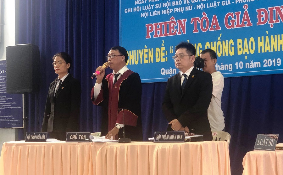 Phiên tòa giả định tổ chức tại Trường THCS Bàn Cờ diễn ra như một phiên tòa thật.