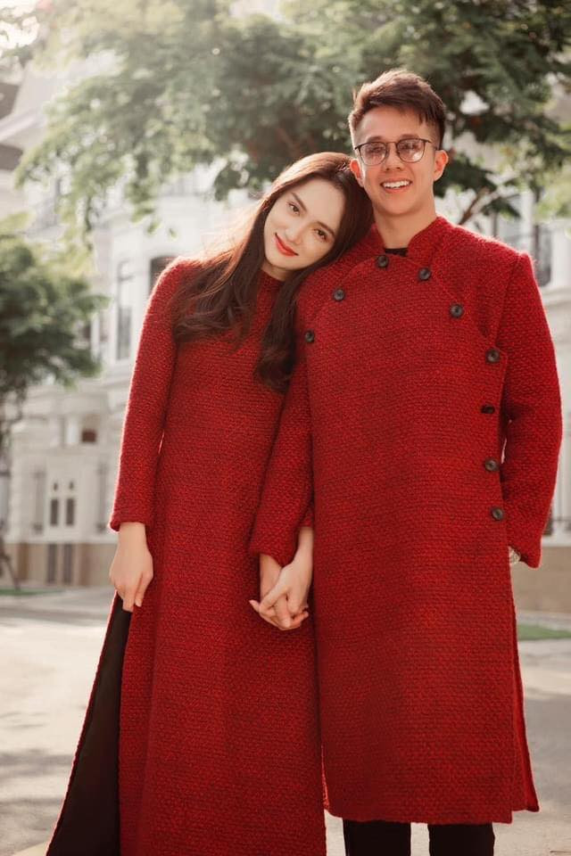 Hương Giang e ấp diện đồ đôi cùng Matt Liu. Cả 2 cùng chọn diện áo dài mang tông màu đỏ truyền thồng. Hương Giang e ấp diện đồ đôi cùng Matt Liu. Cả 2 cùng chọn diện áo dài mang tông màu đỏ truyền thồng.
