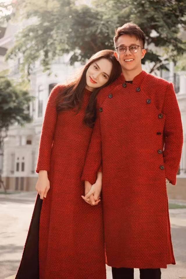 Hương Giang e ấp diện đồ đôi cùng Matt Liu. Cả 2 cùng chọn diện áo dài mang tông màu đỏ truyền thồng.