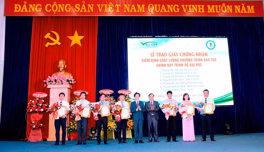 Trường ĐH Đồng Tháp đón nhận giấy chứng nhận cho các chương trình đào tạo.