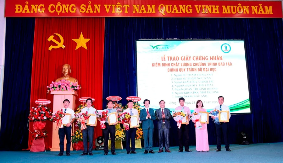 Trường ĐH Đồng Tháp đón nhận giấy chứng nhận cho các chương trình đào tạo.