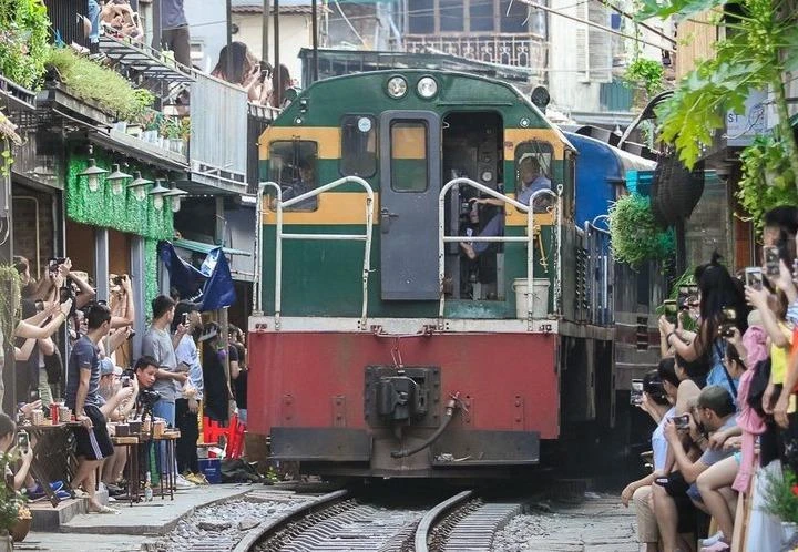 Nhiều khách du lịch uống cà phê, chụp ảnh ngay trong lòng đường tàu, tiềm ẩn nguy cơ gây tai nạn nghiêm trọng