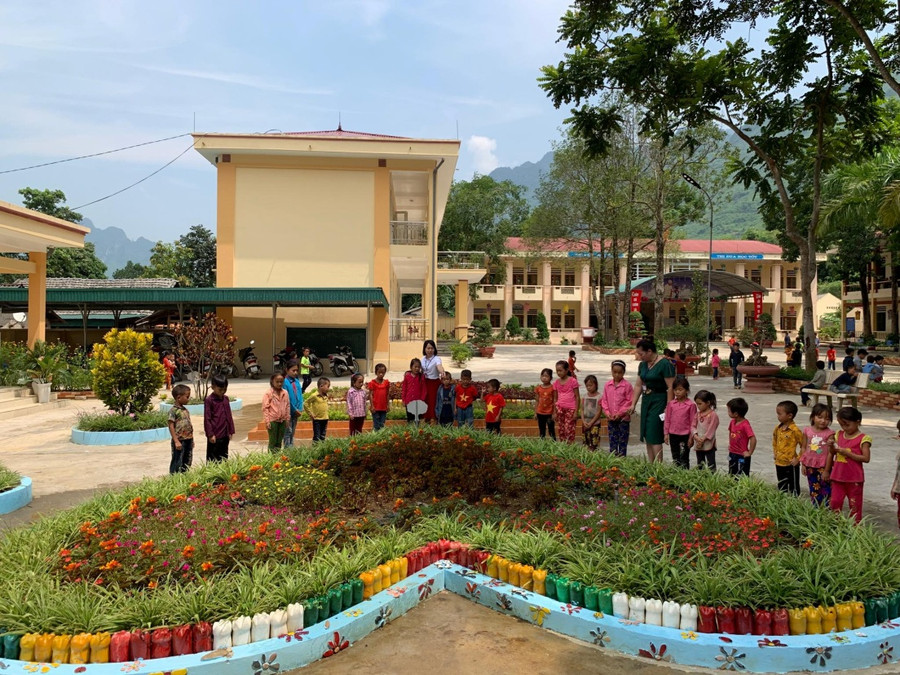 Tăng cường hệ thống bồn hoa cây cảnh để xây dựng cảnh quan trường lớp sạch đẹp, gần gũi với HS. Ảnh: TG Tăng cường hệ thống bồn hoa cây cảnh để xây dựng cảnh quan trường lớp sạch đẹp, gần gũi với HS. Ảnh: TG