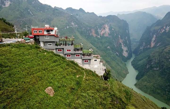 Khách sạn Panomana án ngữ ở Mã Pí Lèng. 