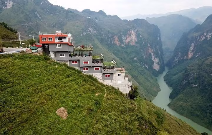 Khách sạn Panomana án ngữ ở Mã Pí Lèng. 