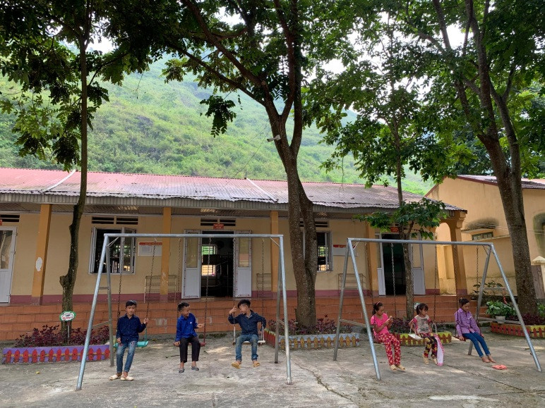 Trò chơi ngoài trời giúp HS thêm hứng khởi học tập. Ảnh: TG