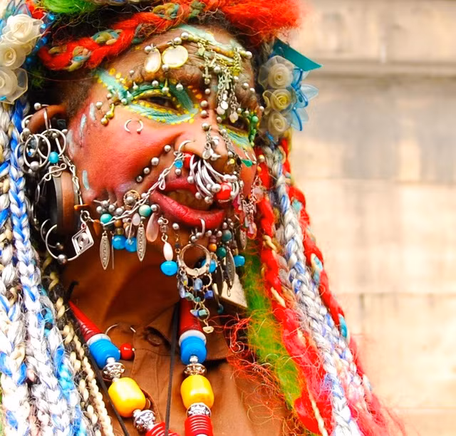 Elaine Davidson người gốc Brazil đã đánh bại kỷ lục 453 chiếc khuyên của Rolf Buchholz để trở thành người có nhiều khuyên trên cơ thể nhất với 462 chiếc khuyên; trong đó có 192 khuyên xỏ trên vùng mặt và 214 khuyên xỏ ở vùng "kín".