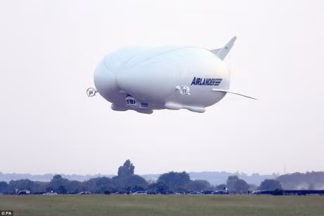 Can canh chiec may bay lon nhat the gioi duoc nhieu nguoi vi nhu 