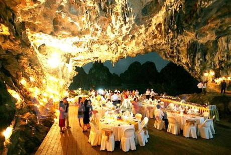 Hang động của di sản Vịnh Hạ Long bị biến thành... nhà hàng - Ảnh 1 Hang dong cua di san Vinh Ha Long bi bien thanh... nha hang - Anh 1