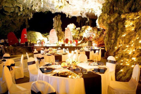 Hang động của di sản Vịnh Hạ Long bị biến thành... nhà hàng - Ảnh 2 Hang dong cua di san Vinh Ha Long bi bien thanh... nha hang - Anh 2