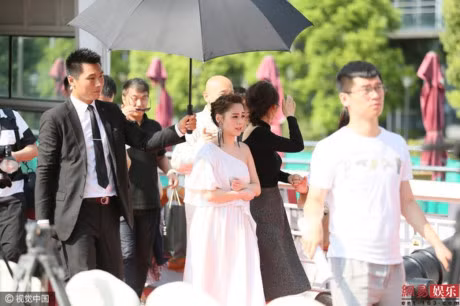 Bat ngo truoc mot Chung Han Dong phat tuong, guong mat tron xoe - Anh 6