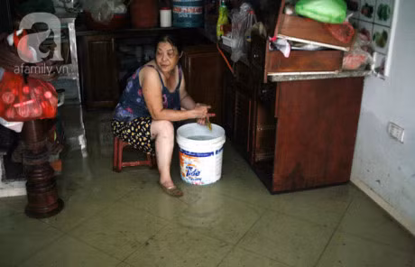 Vu nuoc ngap tan giuong tai Tu Lien: Nhieu nguoi khon kho rao ban nha nhung... khong ai hoi mua - Anh 3