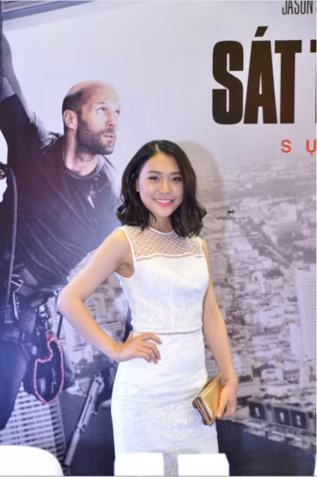 A hau Thuy Van vo tinh lo chan kem xinh do cach an mac - Anh 8