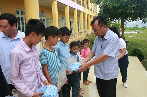 Những món quà được đoàn từ thiện trao tận tay các em học sinh