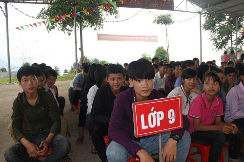 Bàn Văn Hoàng và Đặng Thanh Tùng hàng ngày đi bộ gần 8km đến trường, những đôi dép mới thật sự là món quà thiết thực với các em