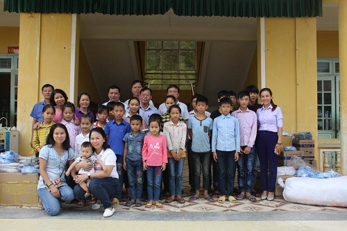 Đoàn từ thiện báo Giáo dục và Thời đại chụp ảnh lưu niệm cùng thầy, trò Trường Tiểu học và THCS Hồng Thái