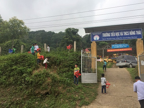 Đón đoàn thiện nguyện theo cách riêng: Tập trung ở hàng rào, tay cầm ghế nhựa để lát tập trung ngồi trong sân trường!